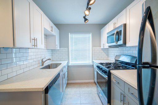 Beautiful 2 bed 1 bath just minutes from downtown, UH, and the medical center – photo 1