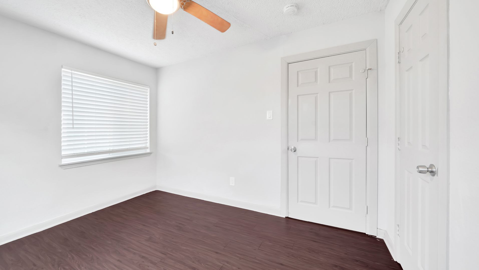 Beautiful 2 bed 1 bath! Located just minutes from downtown, UH, and the medical center 11 of 12