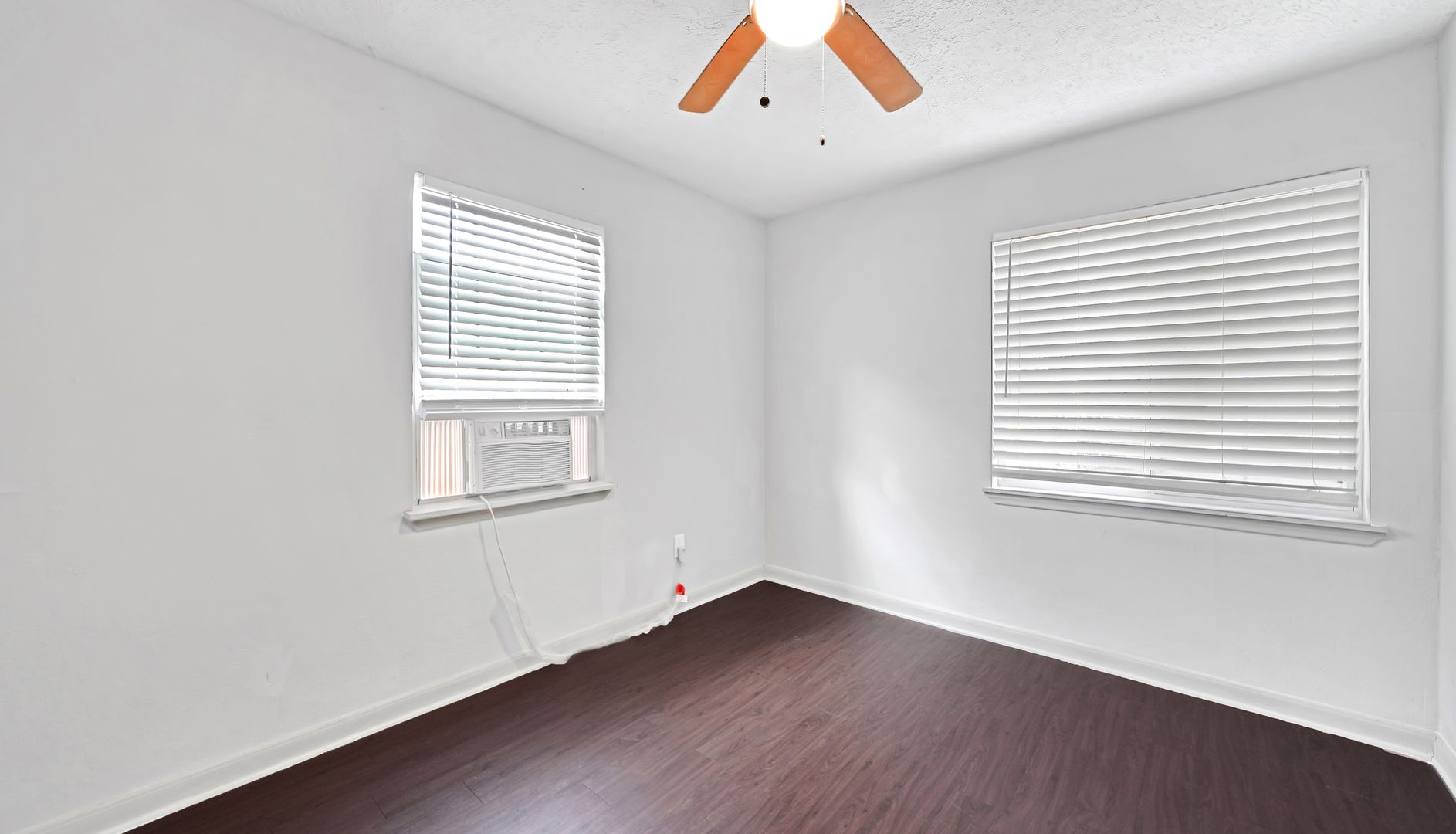 Beautiful 2 bed 1 bath! Located just minutes from downtown, UH, and the medical center 9 of 12