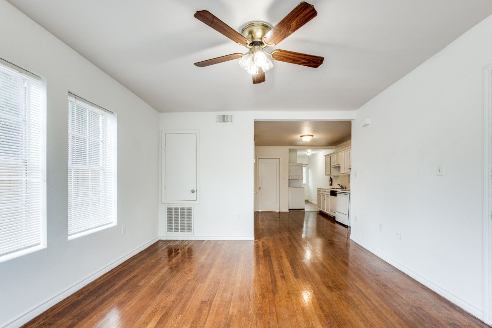 Discover Your Oasis in the Heart of Montrose! 4 of 12