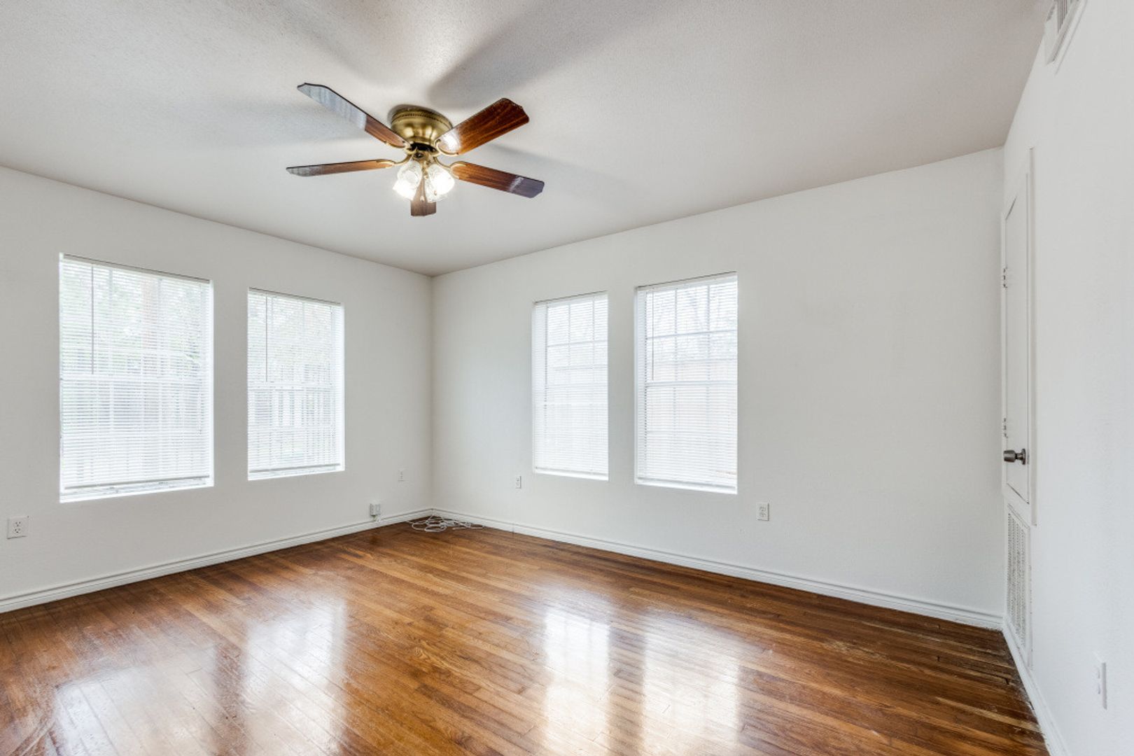 Discover Your Oasis in the Heart of Montrose! 3 of 12