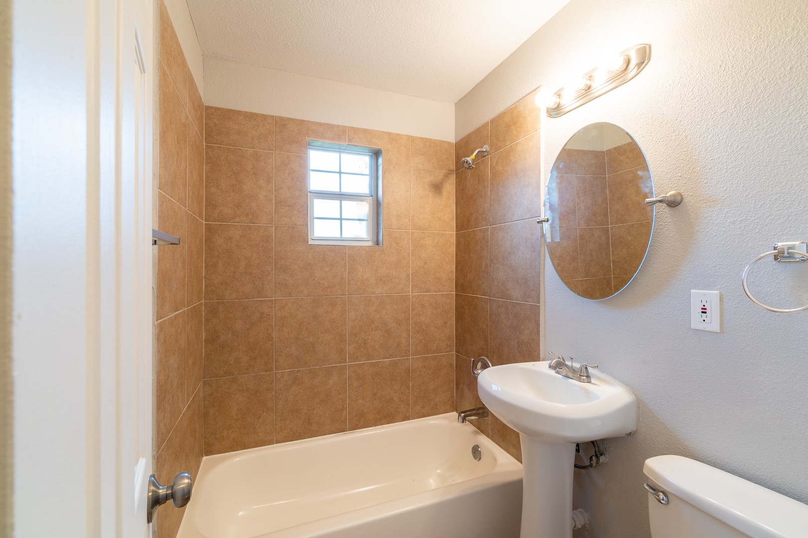 Beautiful 2 bed 1 bath just minutes from downtown, UH, and the medical center 6 of 11