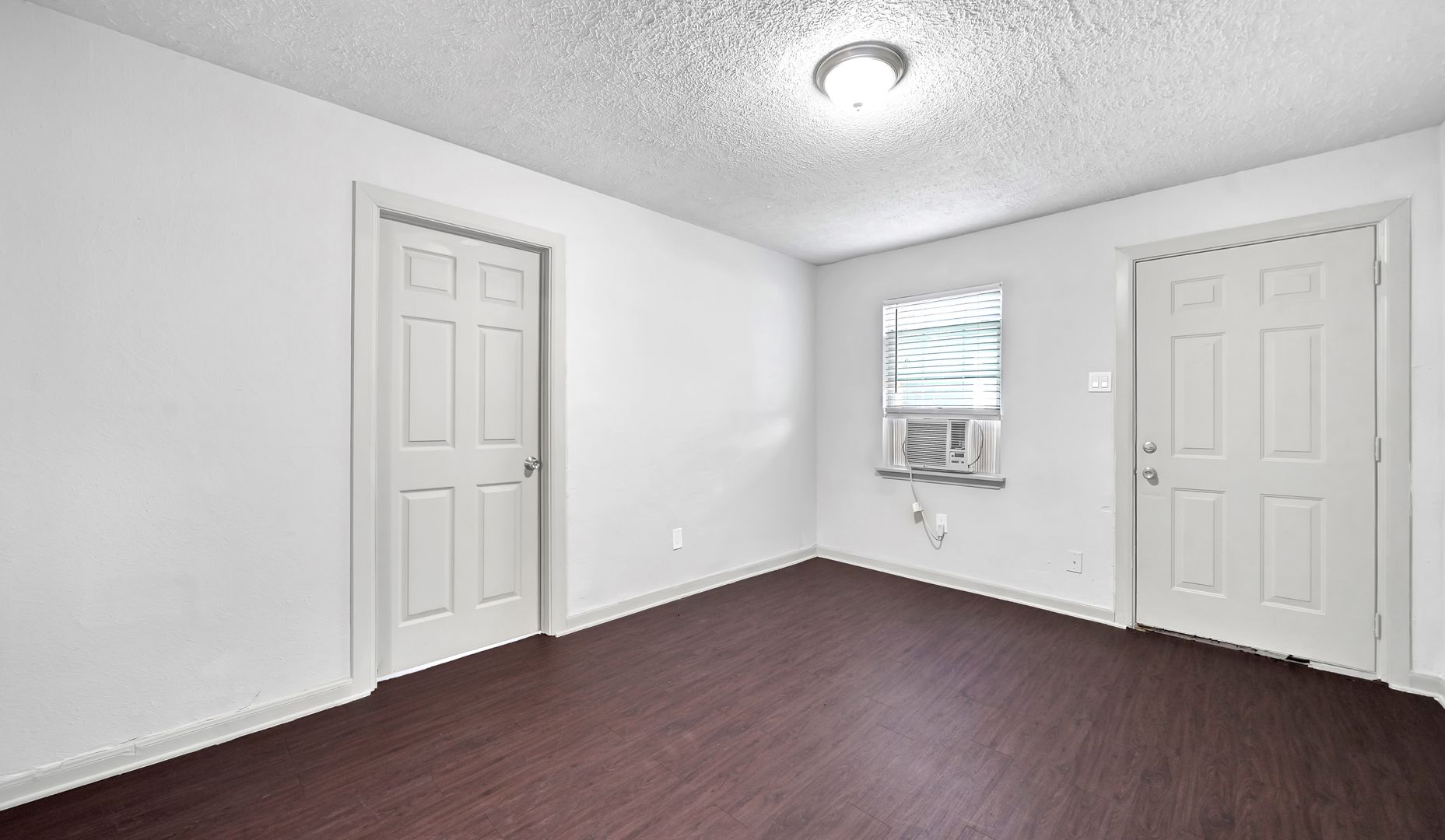 Beautiful 2 bed 1 bath! Located just minutes from downtown, UH, and the medical center 8 of 12