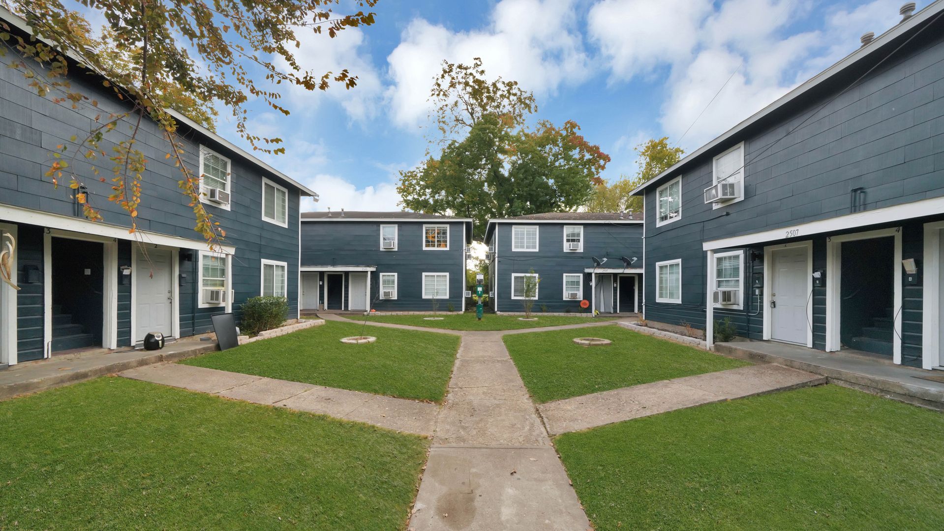 Beautiful 2 bed 1 bath! Located just minutes from downtown, UH, and the medical center 7 of 12