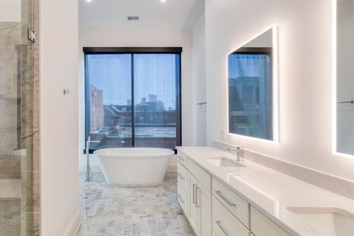 3 Bedroom/ 3 Bathroom with Soaking Tub – photo 1