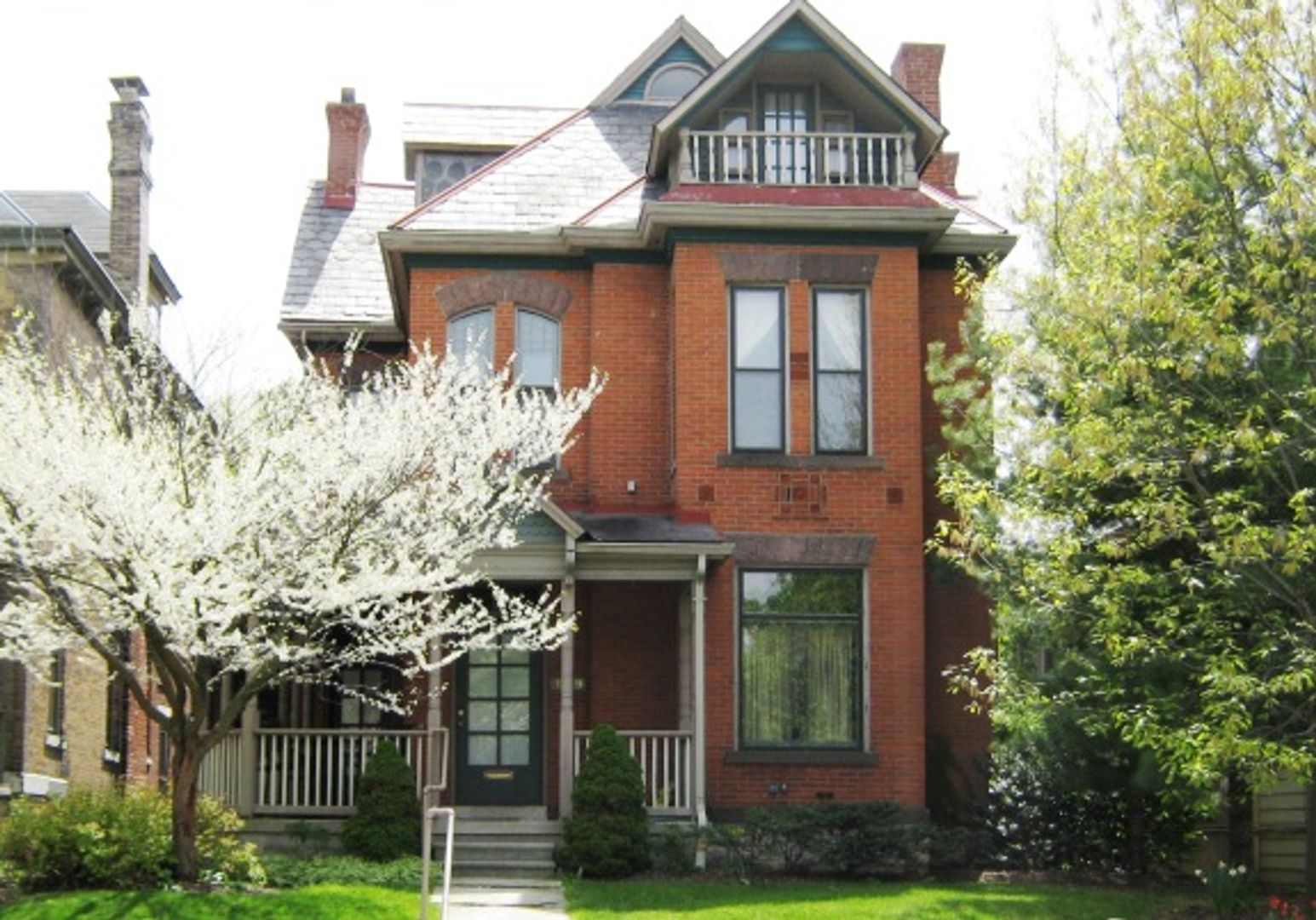 Columbus Apartment: 147-149 W Hubbard