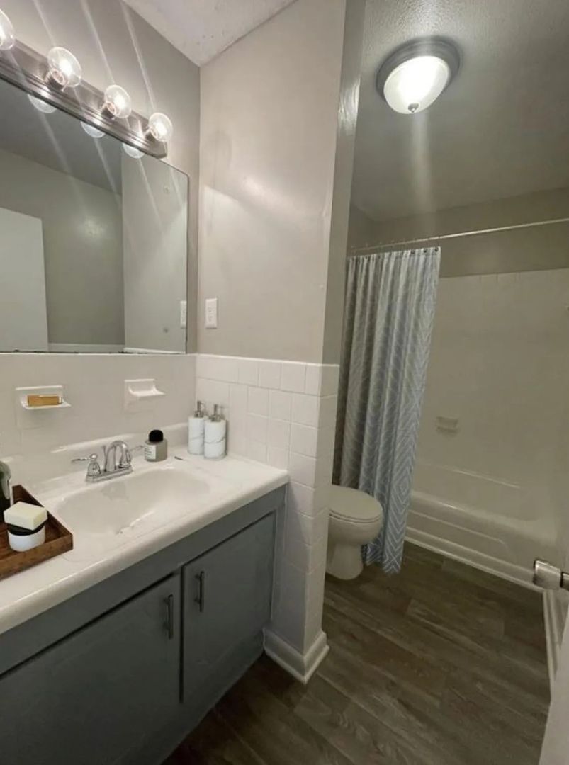 Athens Apartment: 820-860 Sunset Drive