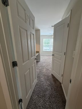 One Bedroom Available in a 4 Garden Unit, Male Applicant! – photo 1