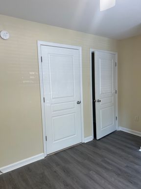 One Bedroom Available in a 2 Flat! – photo 1