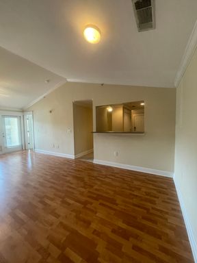 One Bedroom Available in a 2 Garden Unit, Female Applicant! – photo 1