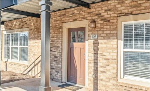 One Bedroom Available in a 3 Flat, Female Applicant! – photo 1