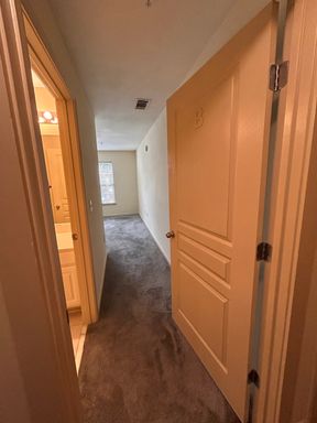 Bedroom Available in a 3 Flat, Female Applicant! – photo 1