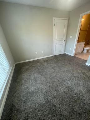 One Bedroom Available in a 4 Garden Unit, Female Applicant!