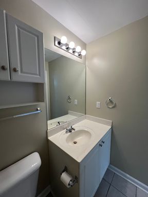 One Bedroom Available in a 4 Garden Unit, Male Applicant! – photo 1