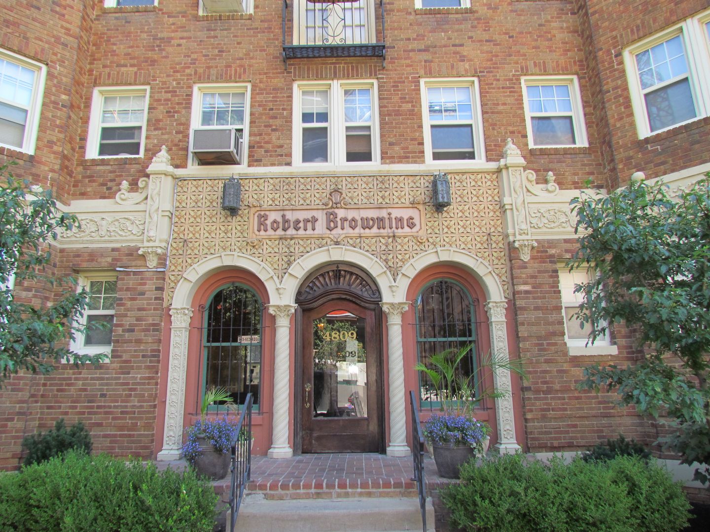 Kansas City Apartment: 4809 Roanoke Parkway