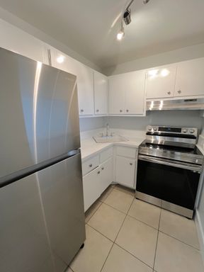 Modern One Bedroom: Amberstone Apartments – photo 1