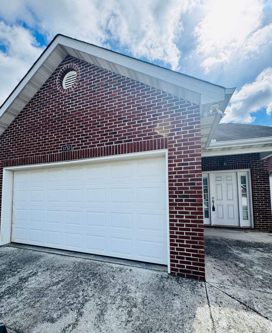 Knoxville House: 1132 Harbin Ridge Lane