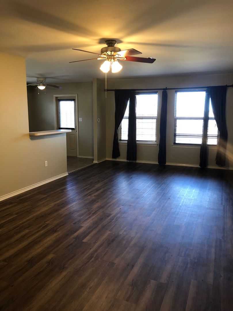 Victoria House: 317 Clydesdale Ln