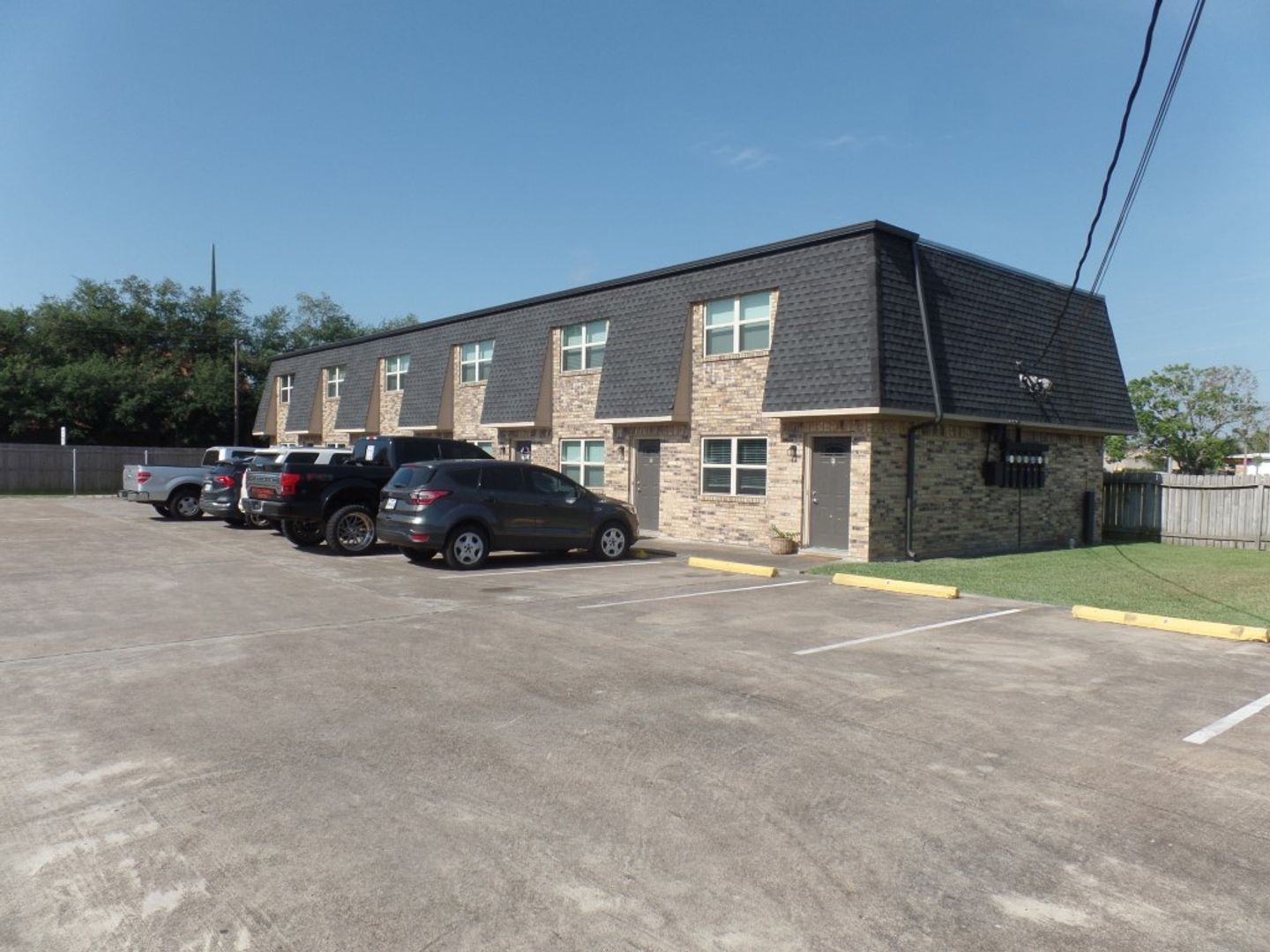 Victoria Apartment: 2112 E. Airline