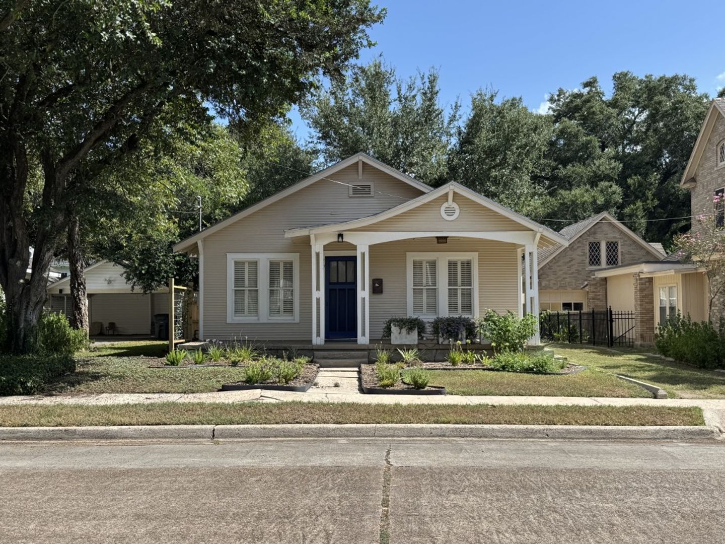 Victoria House: 704 W. Power Ave
