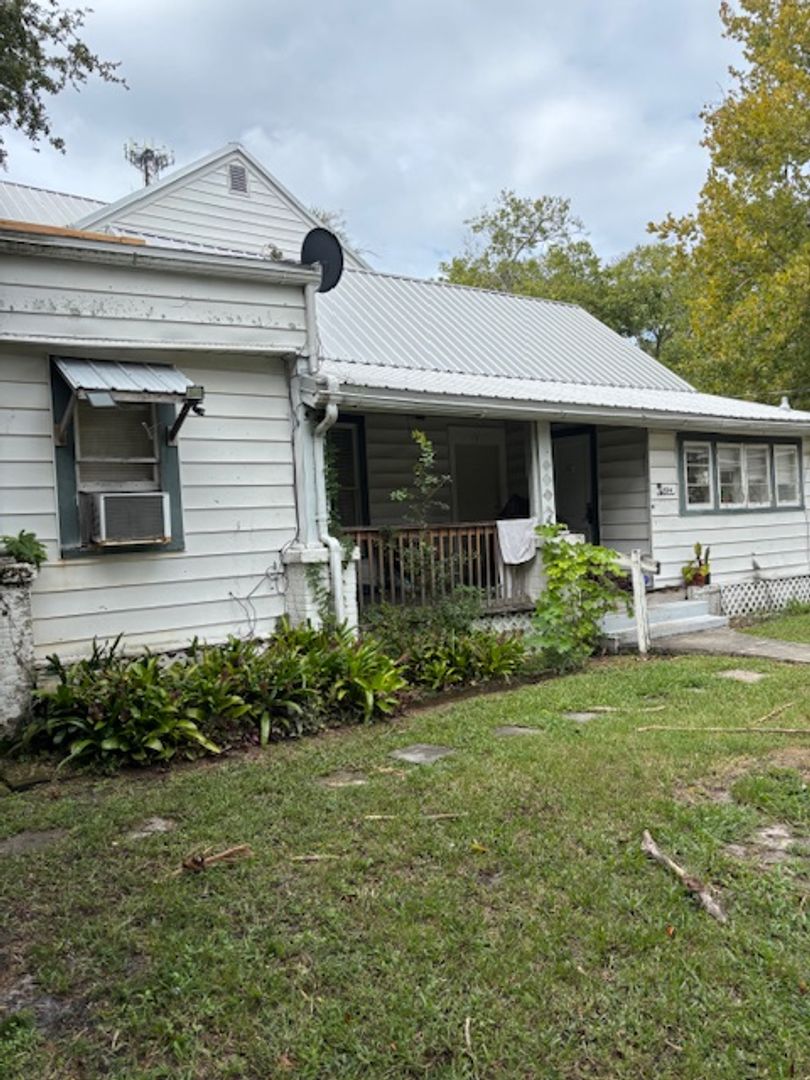 NEW SMYRNA BEACH Apartment: 324 N. ORANGE ST.