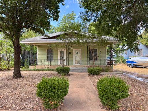 Huge 2 Bed 1 Bath In Original Town! – photo 1