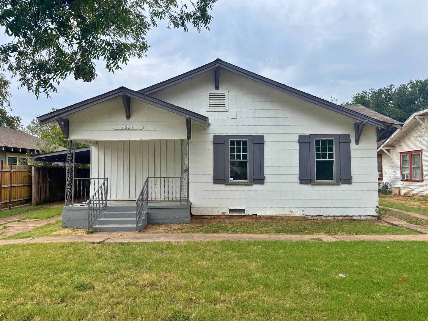 3 Bed 2 Bath Home With Tons Of Natural Light