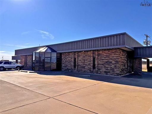 Spacious 3,500 sq ft Commercial Office Space for Lease at 554 Rifle Range Rd, Iowa Park, TX 76367