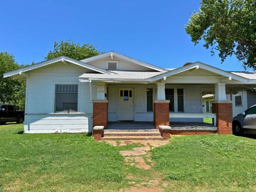 Huge 2 Bed 1 Bath With Central AC & W/D Connections! – photo 1