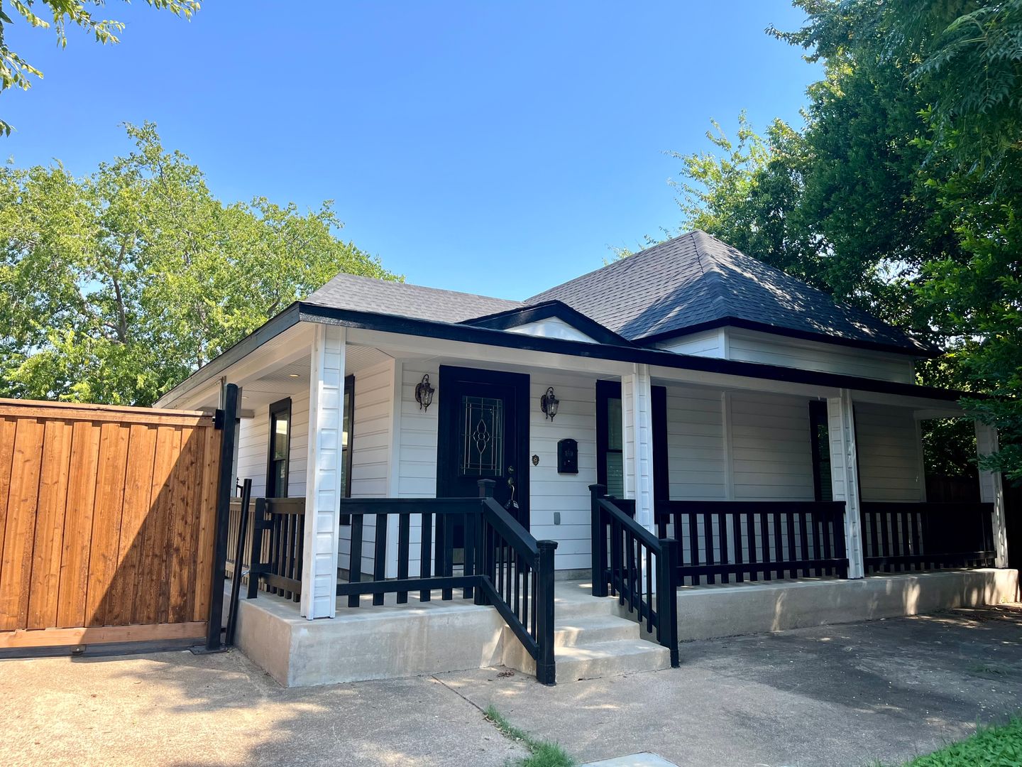 Fort Worth House: 2100 Harrison Ave