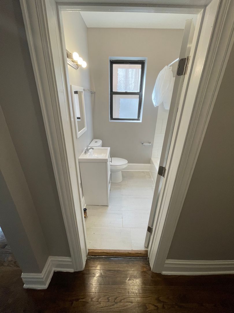 Chicago Apartment: 11019 S Vernon Ave