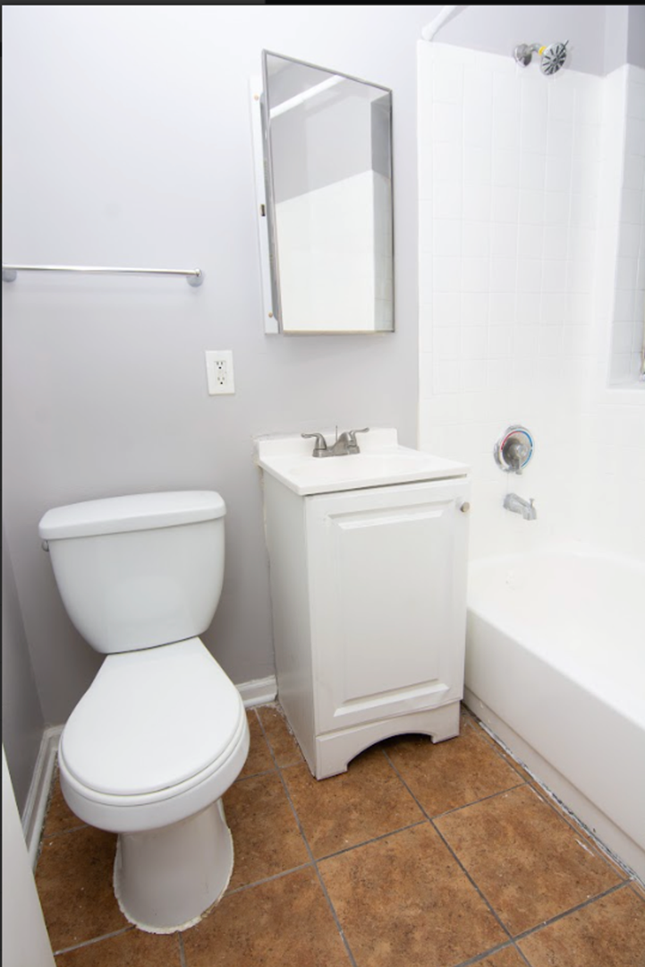 234 North Pine Ave., Chicago, IL - 2,249 USD/ month