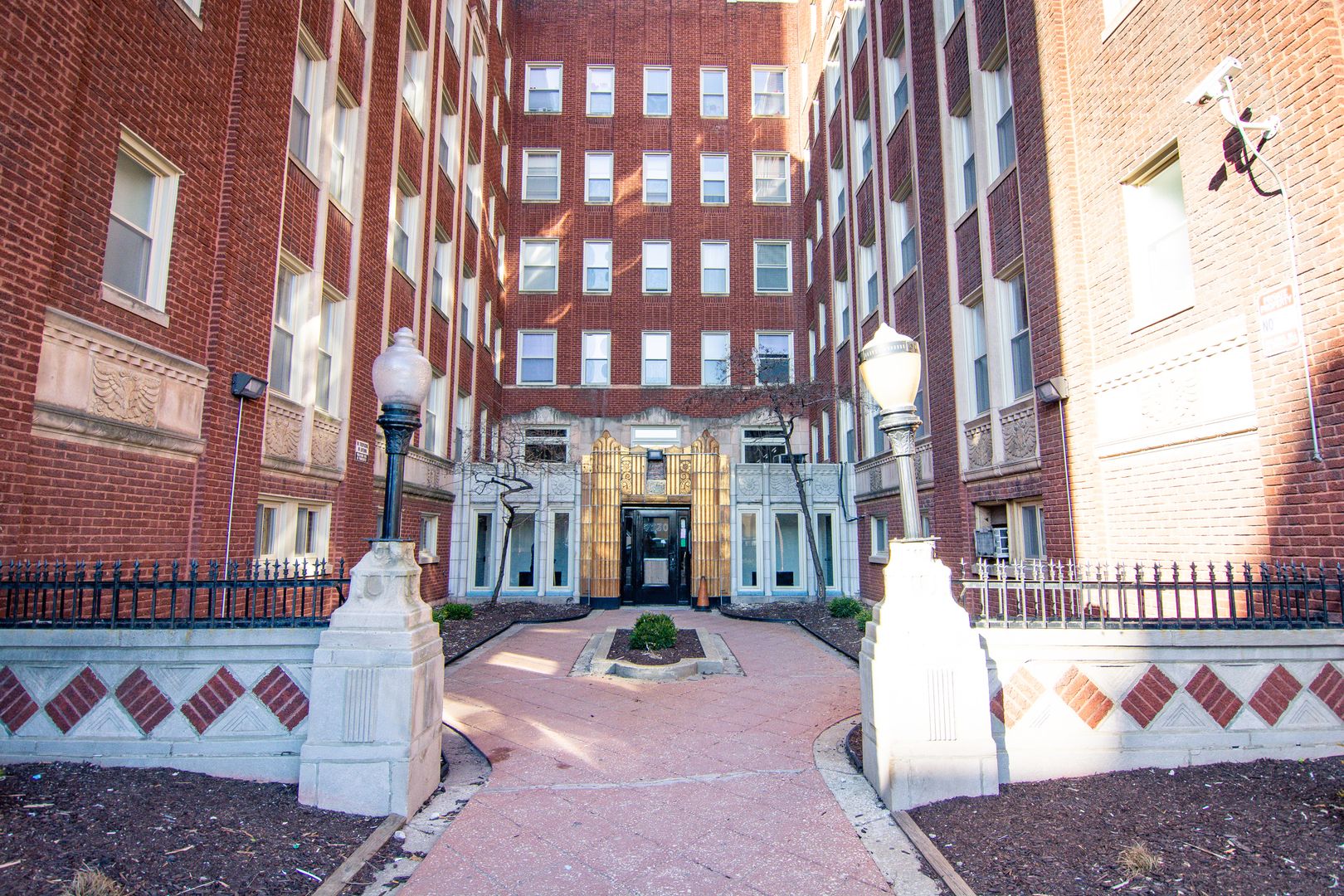 Chicago Apartment: 7130 S Jeffery Blvd