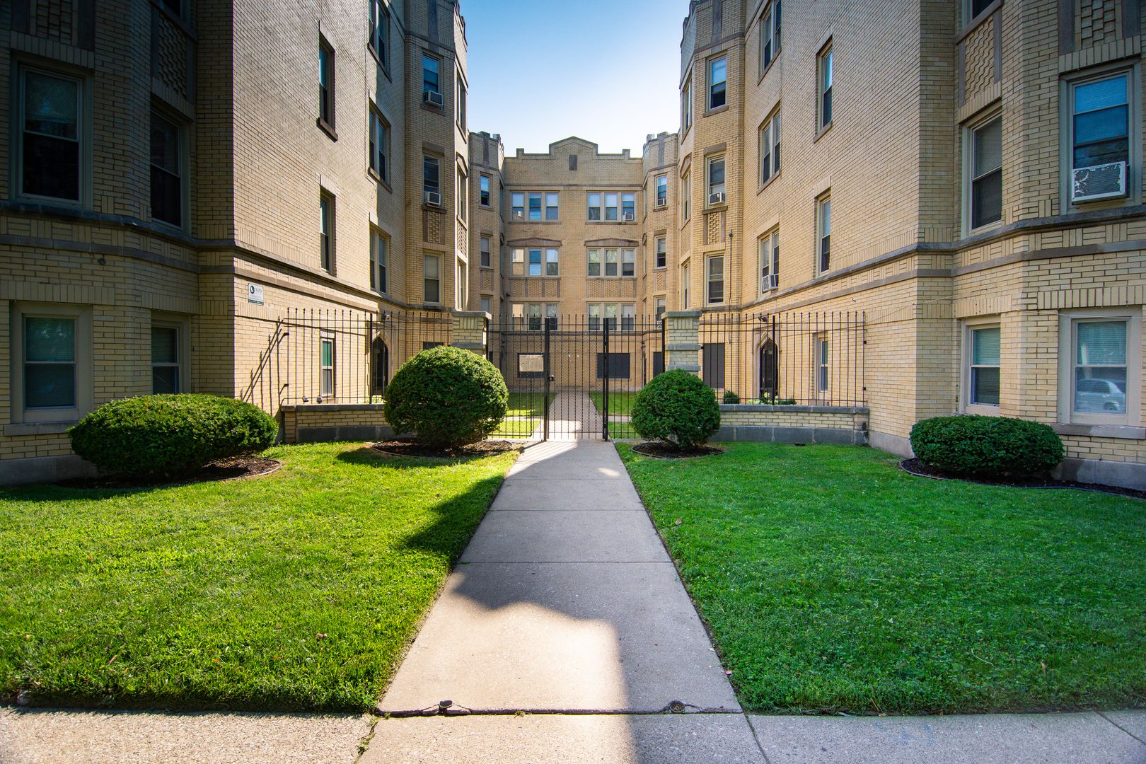 Chicago Apartment: 7625 S East End Ave