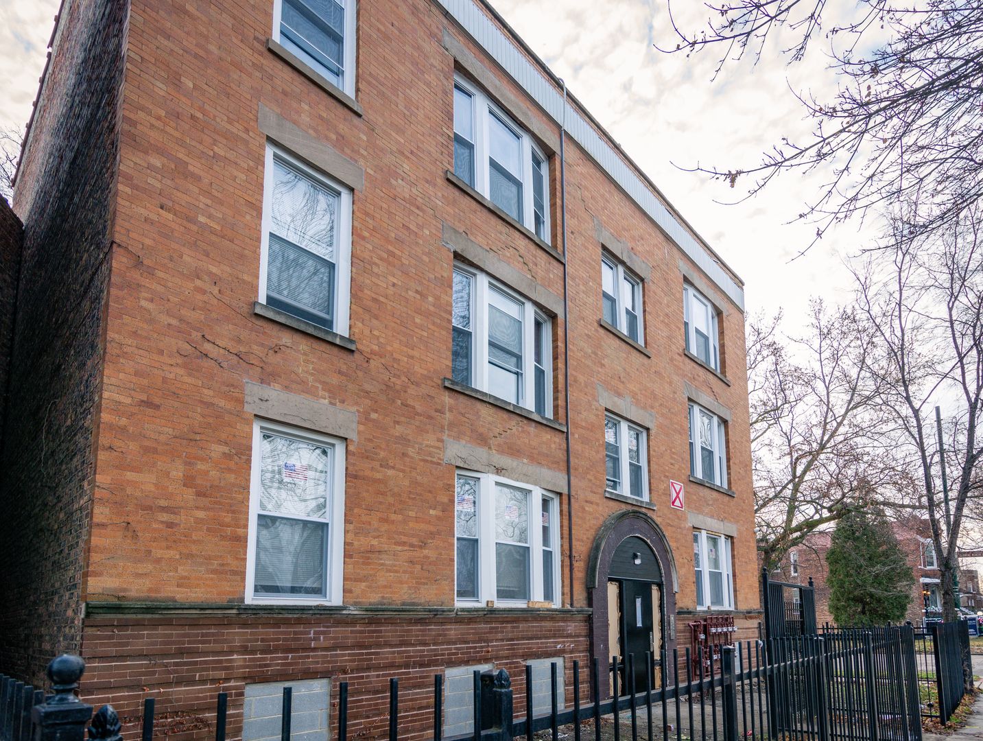 848 West 61st St., Chicago, IL - 1,860 USD/ month