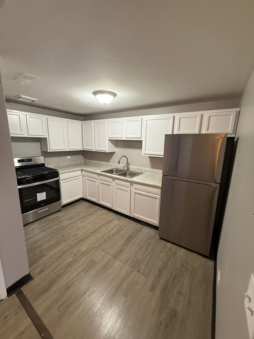 Chicago Apartment: 3121-3153 W Madison St