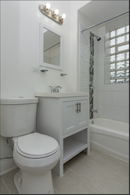 3-Bedroom Apartment with Heat & Hot Water Included in Chicago’s South Side – photo 1