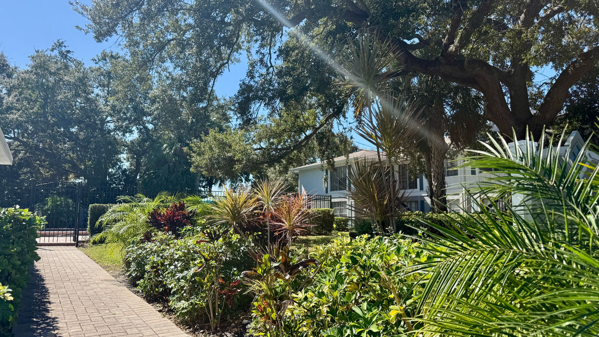 Largo Apartment: 301 Seacrest Dr