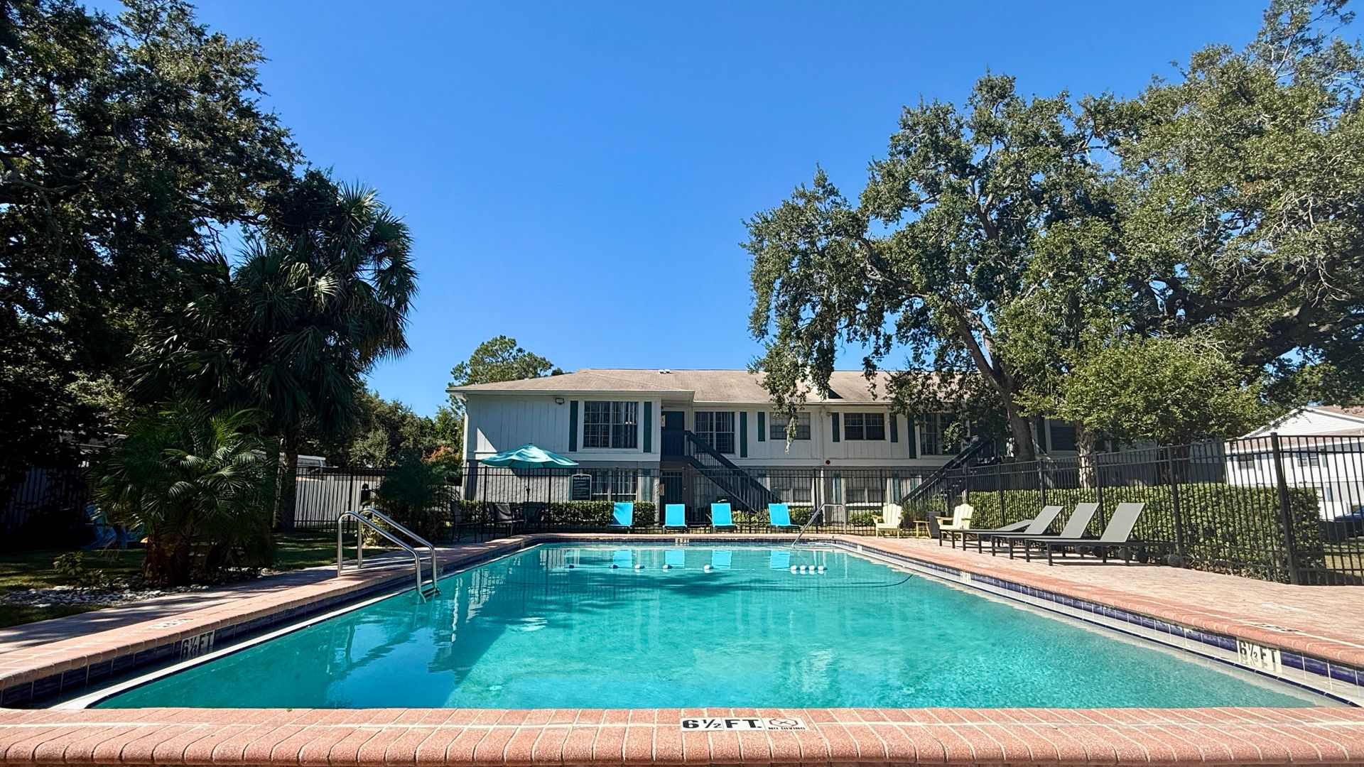 Largo Apartment: 301 Seacrest Dr