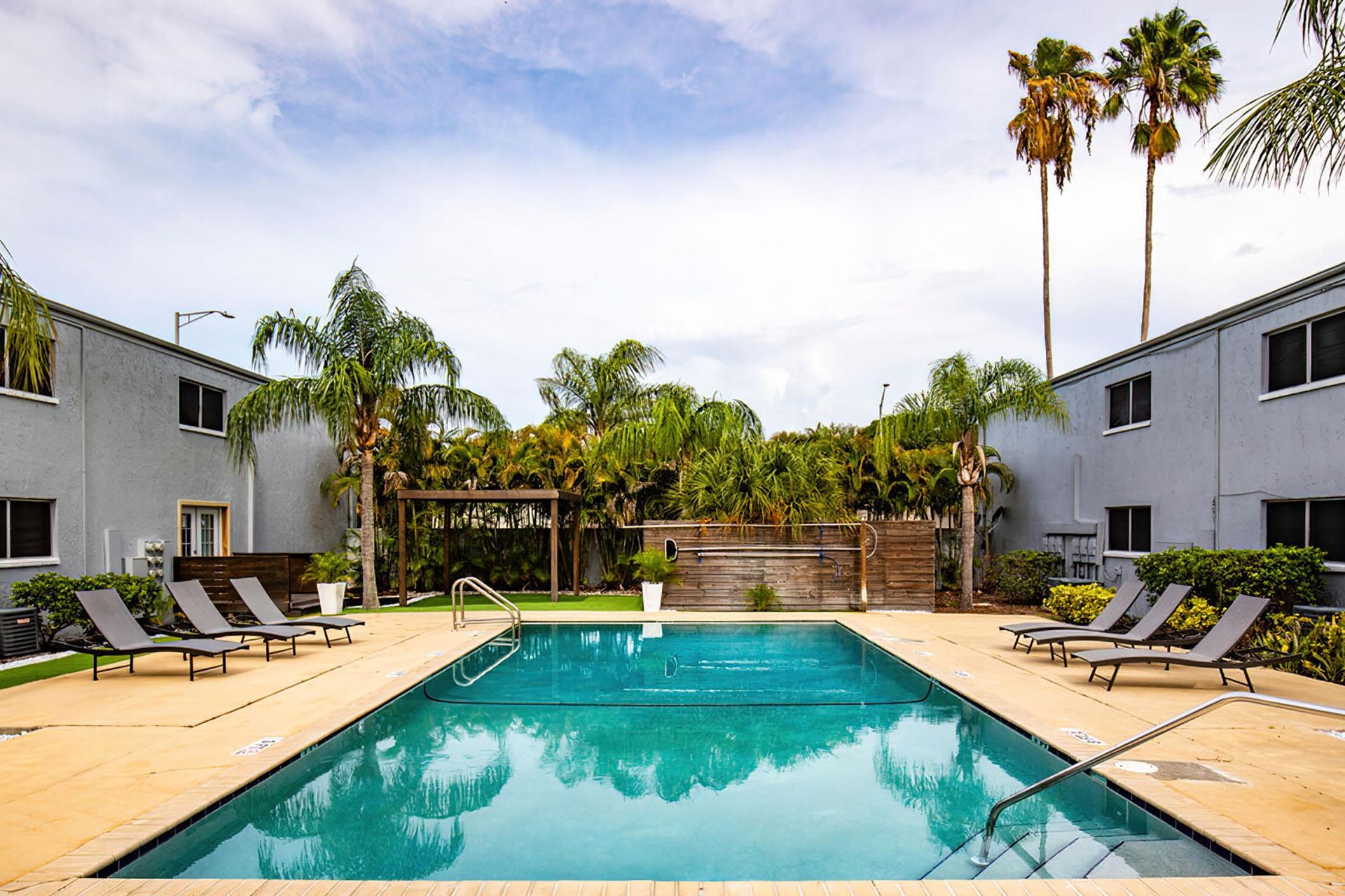 Tampa Apartment: 3730 W Bay Ave