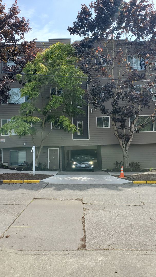 Seattle Apartment: 4422 Francis Ave North