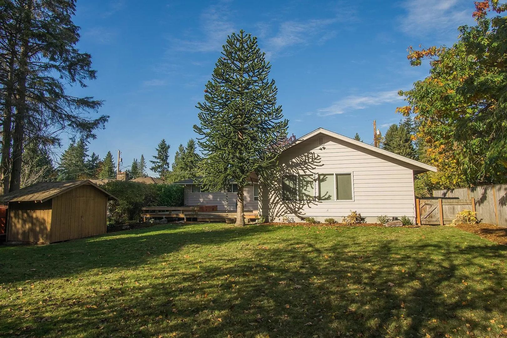 Edmonds House: 8630 Holly Ln