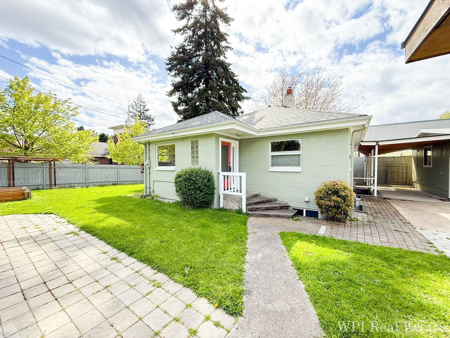 Seattle House: 326 N 125th St