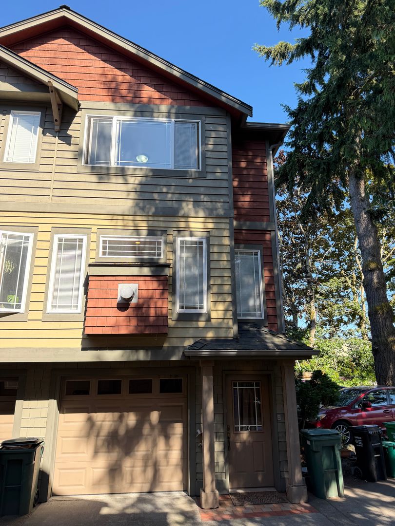 Seattle Townhome: 939 N 105th St. Unit D