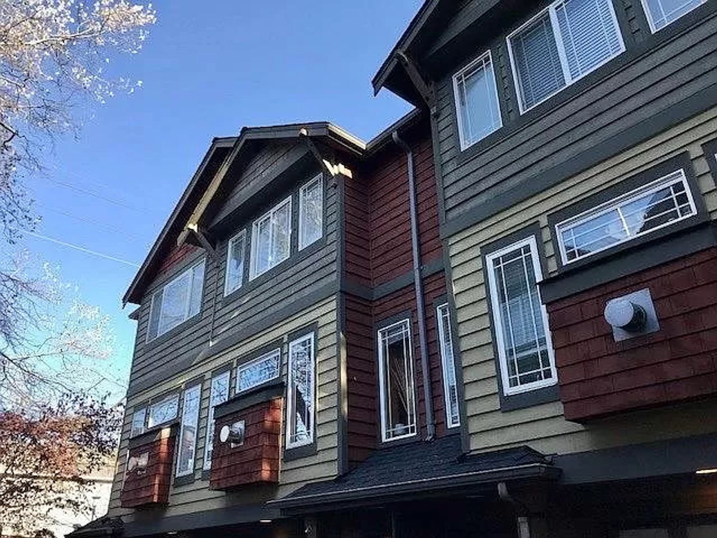 Seattle Townhome: 939 N 105th St. Unit B