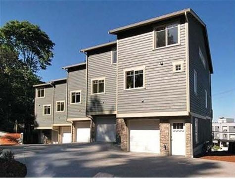 Beautiful 3 Bedrooms 2.5 baths Townhouse. – photo 1