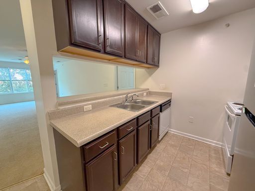 4 Bed 4 Bath Condo with New carpet available now!!! – photo 1