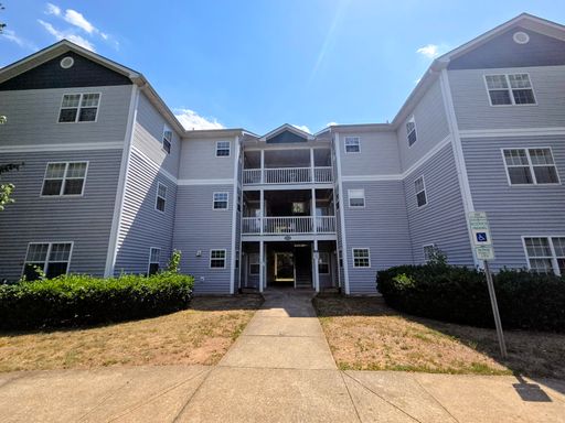 University Woods- Rare 3 Bed 3 Bath FULL UNIT available NOW! Application fee credited back to first full month's rent!!