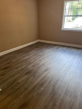 2 Bed 2 Bath End Unit, new flooring throughout! – photo 1