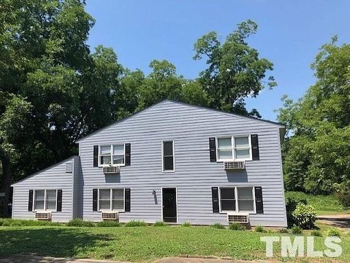 One Bedroom Apartment Located in the Center of it all! – photo 1